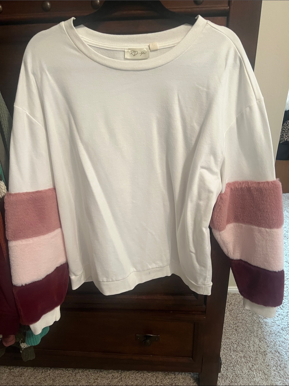 RD Style White Pullover Sweatshirt with Pink and Burgundy Faux Fur Sleeve Panels